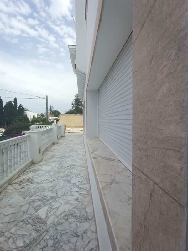 A louer sur Marsa Cube superbe demeure avec villa haut standing belle vue mer jardin grande terrasse piscine balcons garage