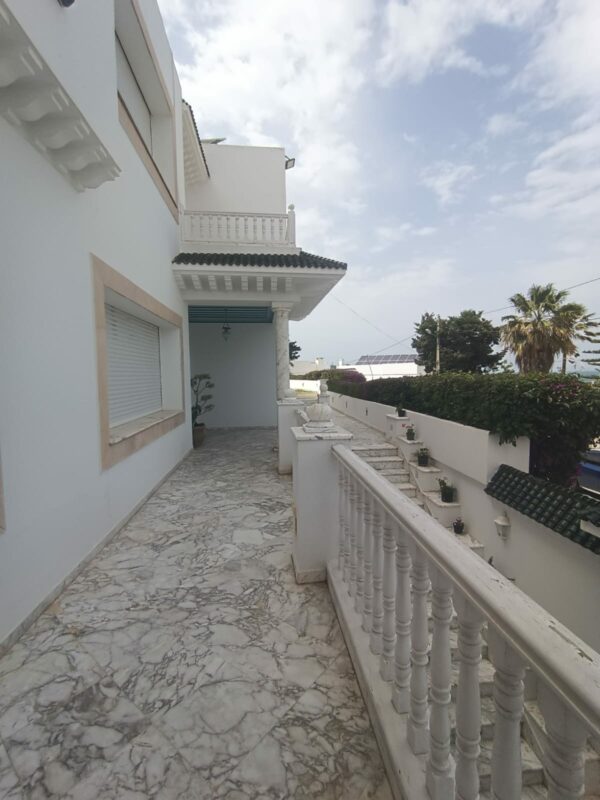 A louer sur Marsa Cube superbe demeure avec villa haut standing belle vue mer jardin grande terrasse piscine balcons garage