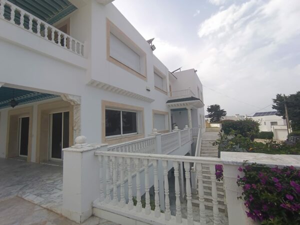 A louer sur Marsa Cube superbe demeure avec villa haut standing belle vue mer jardin grande terrasse piscine balcons garage