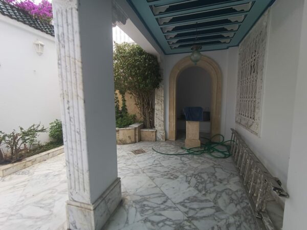 A louer sur Marsa Cube superbe demeure avec villa haut standing belle vue mer jardin grande terrasse piscine balcons garage