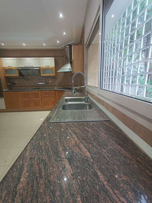 A louer sur Marsa Cube superbe demeure avec villa haut standing belle vue mer jardin grande terrasse piscine balcons garage