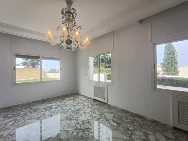 A louer sur Marsa Cube superbe demeure avec villa haut standing belle vue mer jardin grande terrasse piscine balcons garage