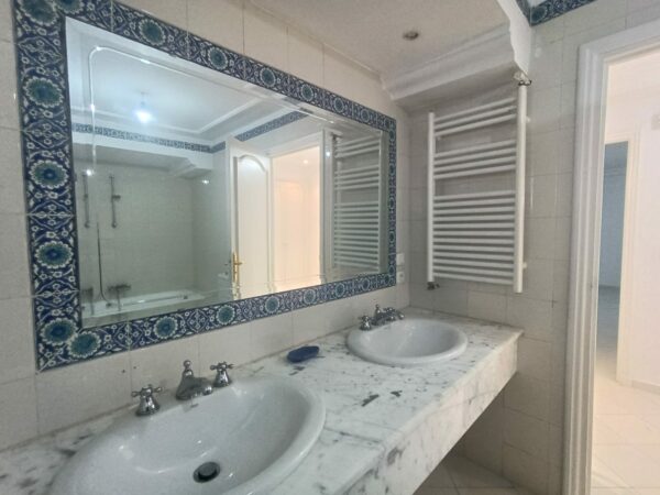 A louer sur Marsa Cube superbe demeure avec villa haut standing belle vue mer jardin grande terrasse piscine balcons garage