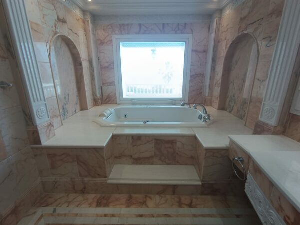 A louer sur Marsa Cube superbe demeure avec villa haut standing belle vue mer jardin grande terrasse piscine balcons garage