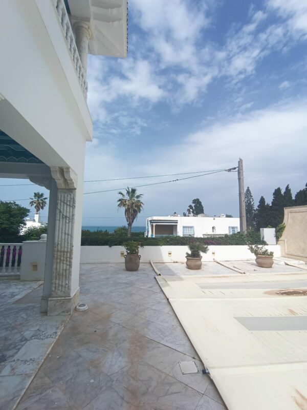 A louer sur Marsa Cube superbe demeure avec villa haut standing belle vue mer jardin grande terrasse piscine balcons garage