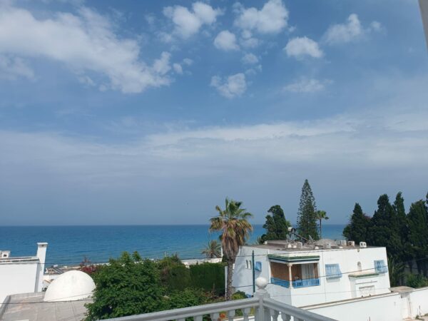 A louer sur Marsa Cube superbe demeure avec villa haut standing belle vue mer jardin grande terrasse piscine balcons garage