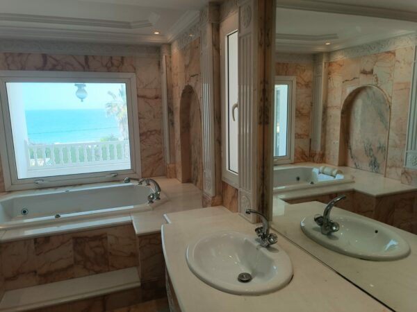 A louer sur Marsa Cube superbe demeure avec villa haut standing belle vue mer jardin grande terrasse piscine balcons garage