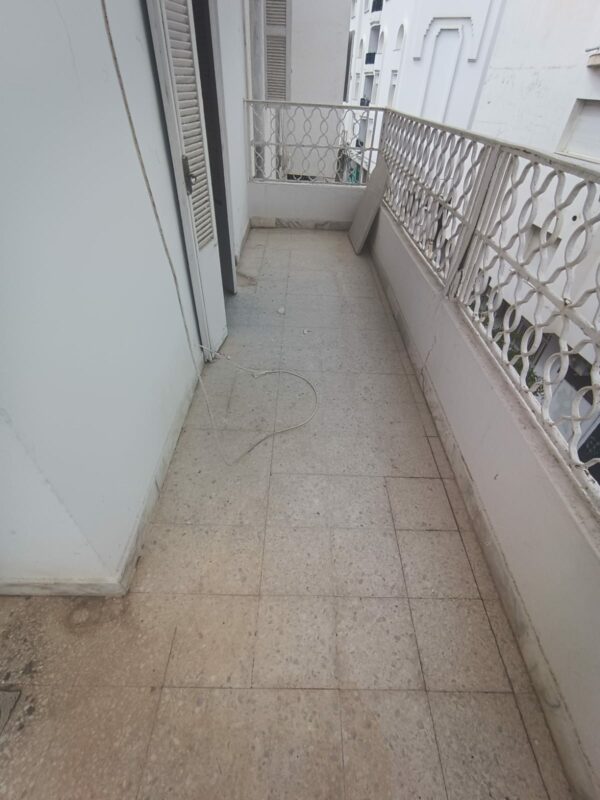 La location est proche du café Saf-Saf, un lieu emblématique pour déguster un thé à la menthe et une pâtisserie locale