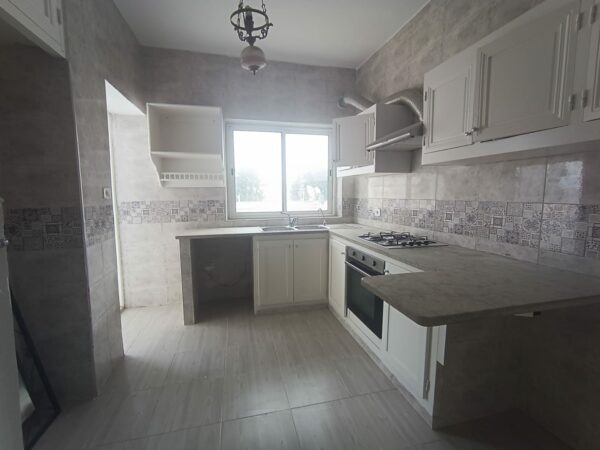 La location est proche du café Saf-Saf, un lieu emblématique pour déguster un thé à la menthe et une pâtisserie locale