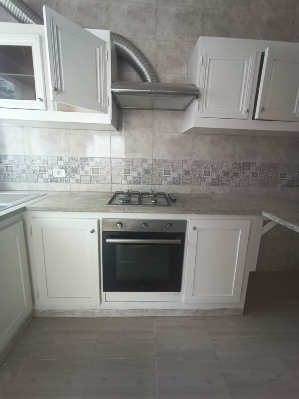 La location est proche du café Saf-Saf, un lieu emblématique pour déguster un thé à la menthe et une pâtisserie locale