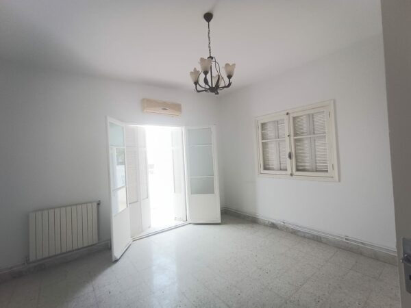 La location est proche du café Saf-Saf, un lieu emblématique pour déguster un thé à la menthe et une pâtisserie locale