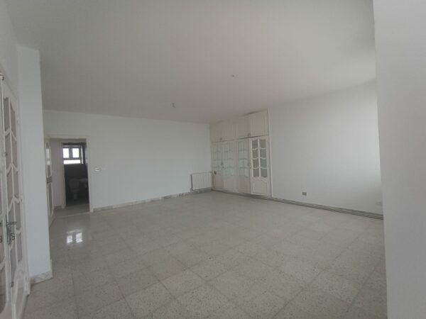 La location est proche du café Saf-Saf, un lieu emblématique pour déguster un thé à la menthe et une pâtisserie locale