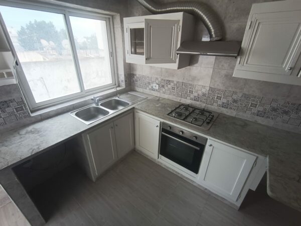 La location est proche du café Saf-Saf, un lieu emblématique pour déguster un thé à la menthe et une pâtisserie locale