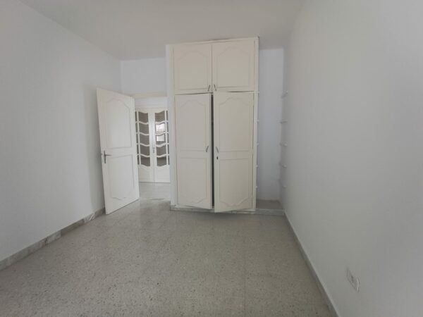 La location est proche du café Saf-Saf, un lieu emblématique pour déguster un thé à la menthe et une pâtisserie locale