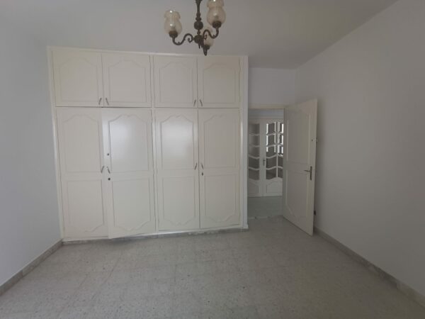 La location est proche du café Saf-Saf, un lieu emblématique pour déguster un thé à la menthe et une pâtisserie locale