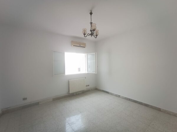 La location est proche du café Saf-Saf, un lieu emblématique pour déguster un thé à la menthe et une pâtisserie locale