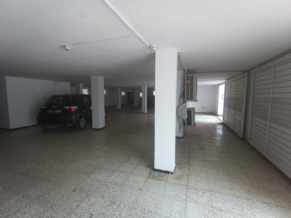 La location est proche du café Saf-Saf, un lieu emblématique pour déguster un thé à la menthe et une pâtisserie locale