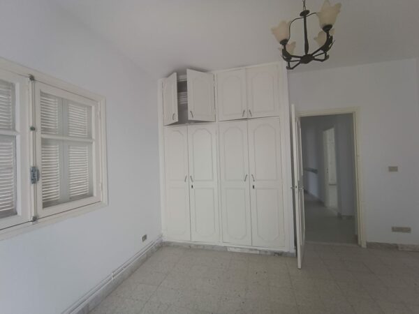 La location est proche du café Saf-Saf, un lieu emblématique pour déguster un thé à la menthe et une pâtisserie locale