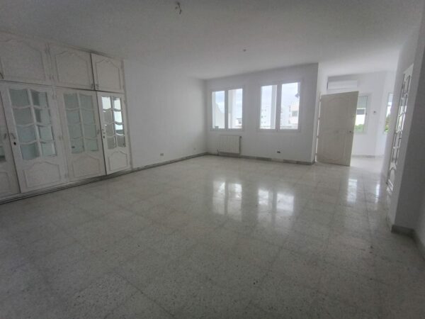 La location est proche du café Saf-Saf, un lieu emblématique pour déguster un thé à la menthe et une pâtisserie locale