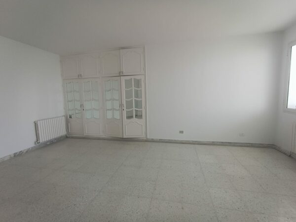 La location est proche du café Saf-Saf, un lieu emblématique pour déguster un thé à la menthe et une pâtisserie locale