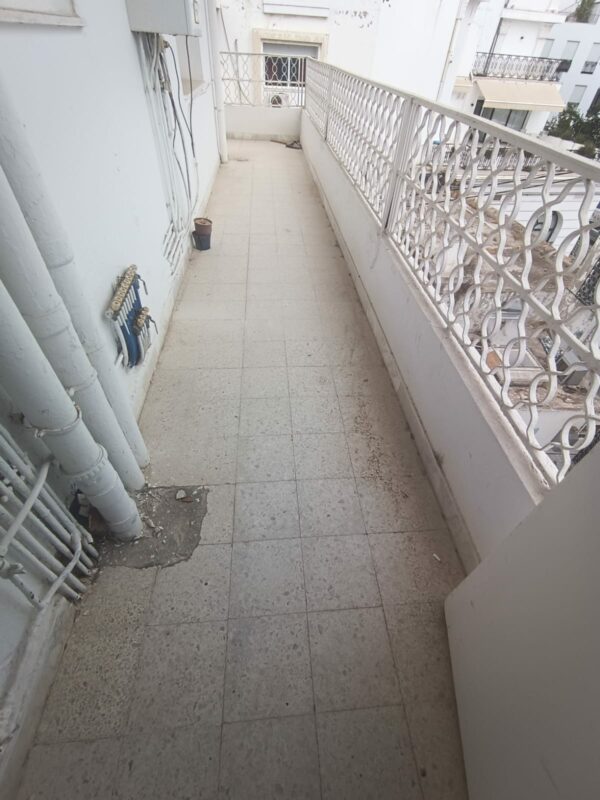 La location est proche du café Saf-Saf, un lieu emblématique pour déguster un thé à la menthe et une pâtisserie locale