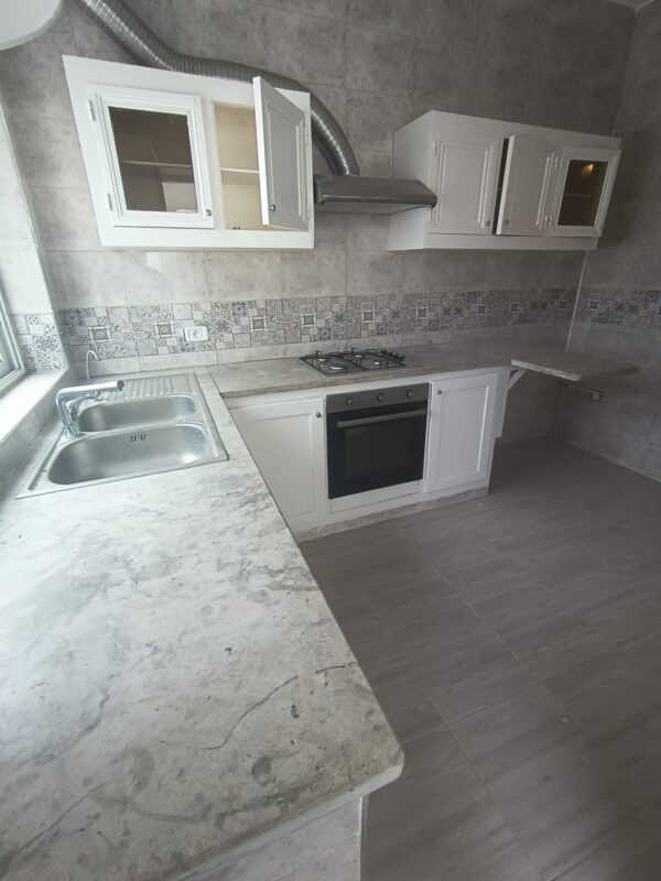 La location est proche du café Saf-Saf, un lieu emblématique pour déguster un thé à la menthe et une pâtisserie locale