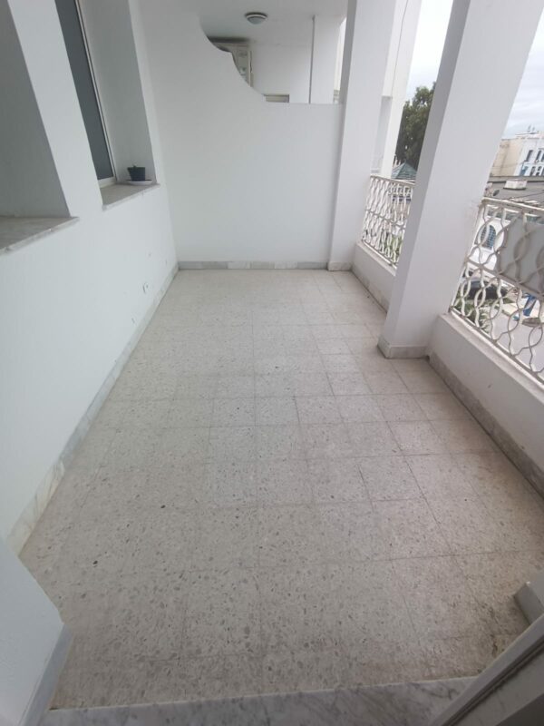 La location est proche du café Saf-Saf, un lieu emblématique pour déguster un thé à la menthe et une pâtisserie locale