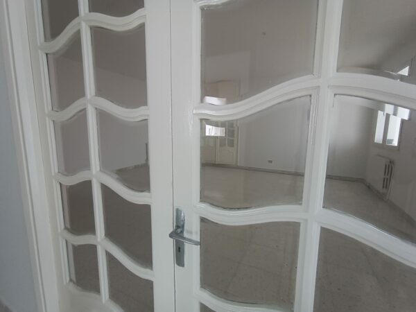 La location est proche du café Saf-Saf, un lieu emblématique pour déguster un thé à la menthe et une pâtisserie locale