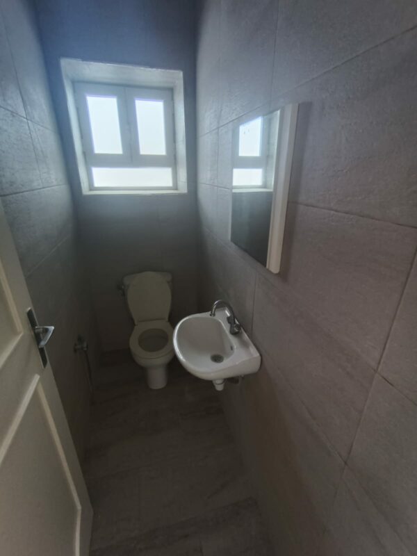 La location est proche du café Saf-Saf, un lieu emblématique pour déguster un thé à la menthe et une pâtisserie locale