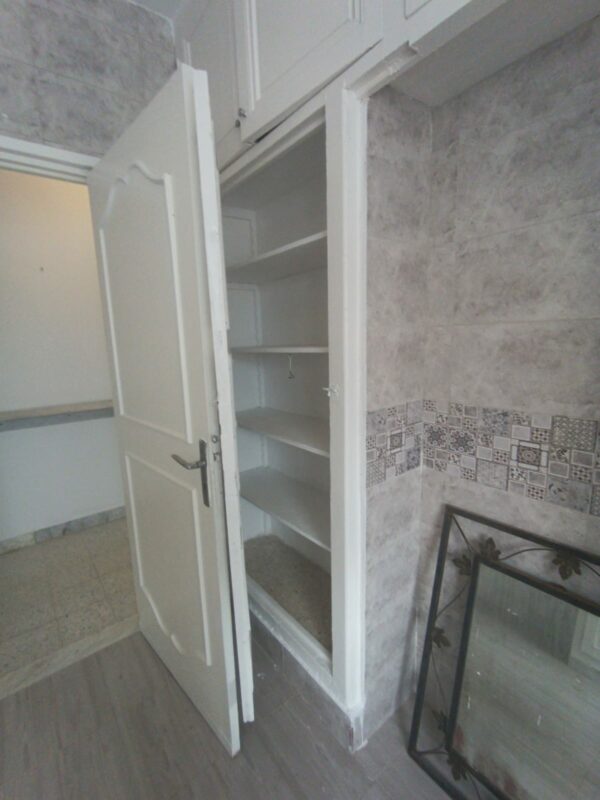 La location est proche du café Saf-Saf, un lieu emblématique pour déguster un thé à la menthe et une pâtisserie locale