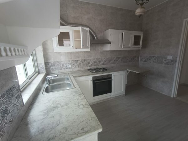 La location est proche du café Saf-Saf, un lieu emblématique pour déguster un thé à la menthe et une pâtisserie locale