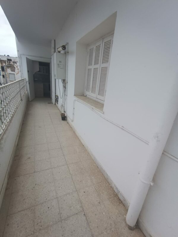 La location est proche du café Saf-Saf, un lieu emblématique pour déguster un thé à la menthe et une pâtisserie locale