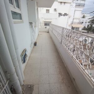 La location est proche du café Saf-Saf, un lieu emblématique pour déguster un thé à la menthe et une pâtisserie locale