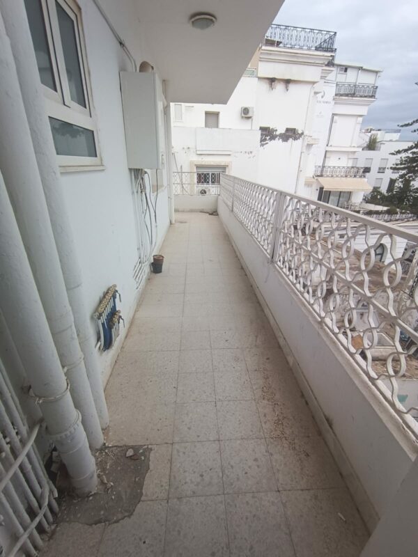 La location est proche du café Saf-Saf, un lieu emblématique pour déguster un thé à la menthe et une pâtisserie locale