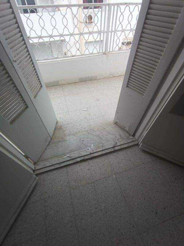 La location est proche du café Saf-Saf, un lieu emblématique pour déguster un thé à la menthe et une pâtisserie locale