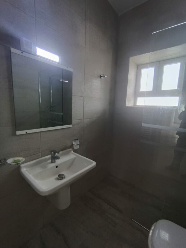 La location est proche du café Saf-Saf, un lieu emblématique pour déguster un thé à la menthe et une pâtisserie locale