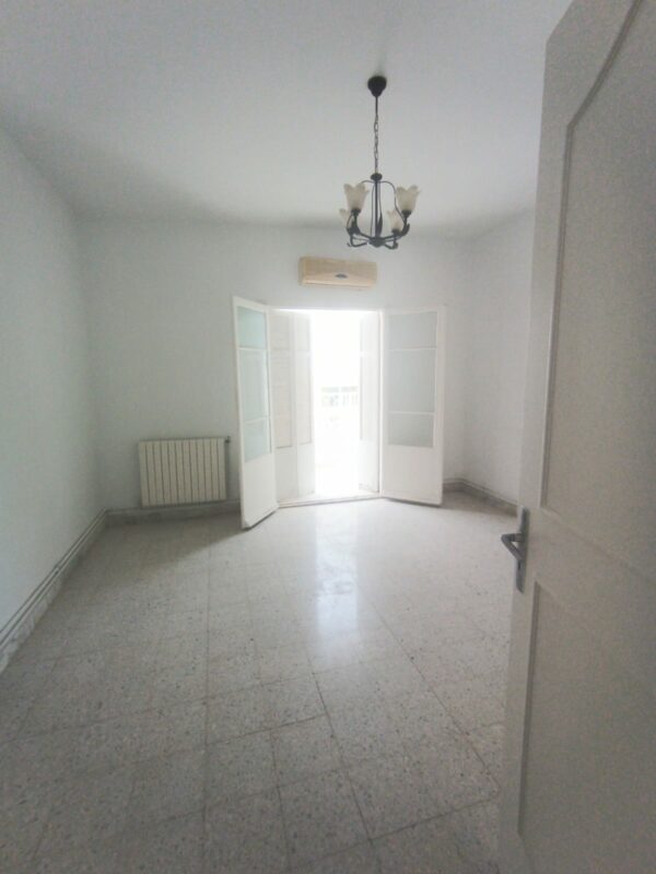 La location est proche du café Saf-Saf, un lieu emblématique pour déguster un thé à la menthe et une pâtisserie locale