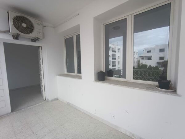 La location est proche du café Saf-Saf, un lieu emblématique pour déguster un thé à la menthe et une pâtisserie locale