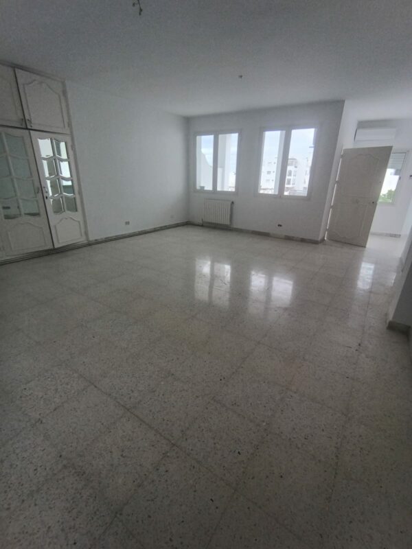 La location est proche du café Saf-Saf, un lieu emblématique pour déguster un thé à la menthe et une pâtisserie locale