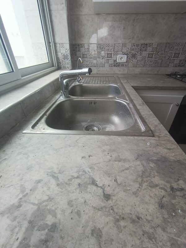 La location est proche du café Saf-Saf, un lieu emblématique pour déguster un thé à la menthe et une pâtisserie locale