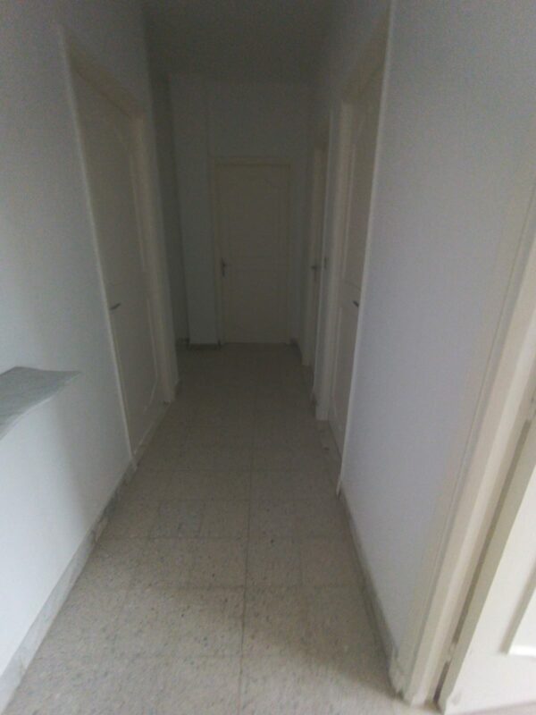 La location est proche du café Saf-Saf, un lieu emblématique pour déguster un thé à la menthe et une pâtisserie locale