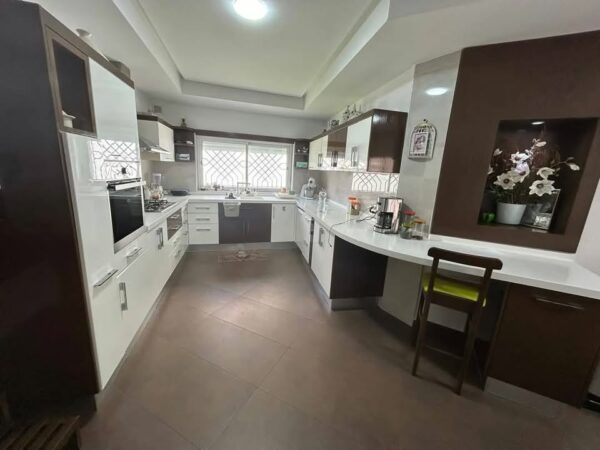 A Vendre sur la Marsa une jolie villa de 4 chambres et suite avec jardin garage un quartier résidentiel tranquille