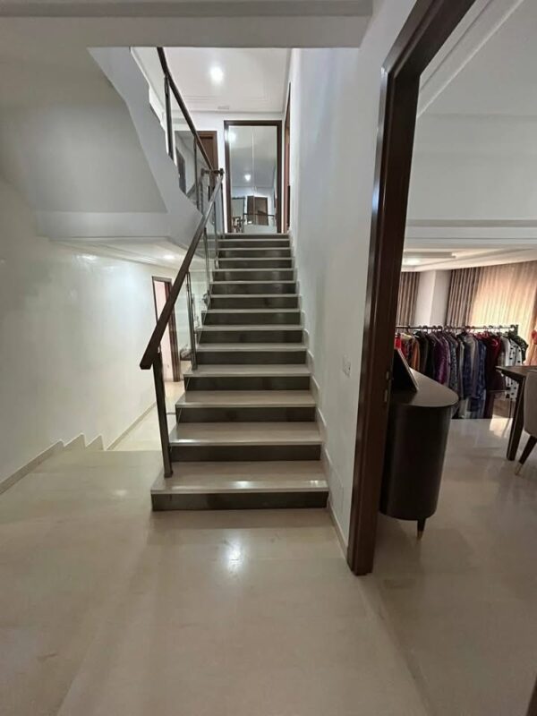 A Vendre sur la Marsa une jolie villa de 4 chambres et suite avec jardin garage un quartier résidentiel tranquille