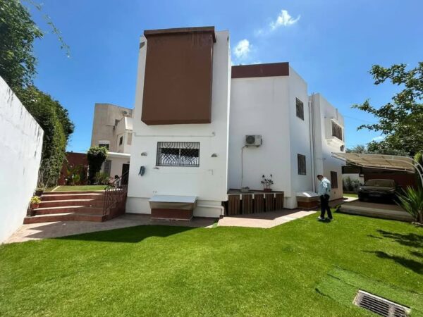 A Vendre sur la Marsa une jolie villa de 4 chambres et suite avec jardin garage un quartier résidentiel tranquille
