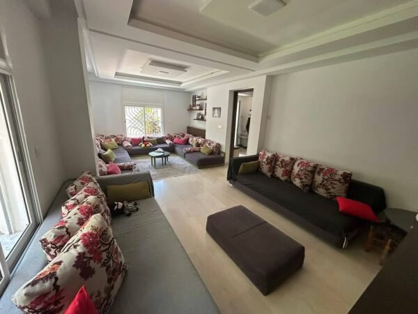 A Vendre sur la Marsa une jolie villa de 4 chambres et suite avec jardin garage un quartier résidentiel tranquille
