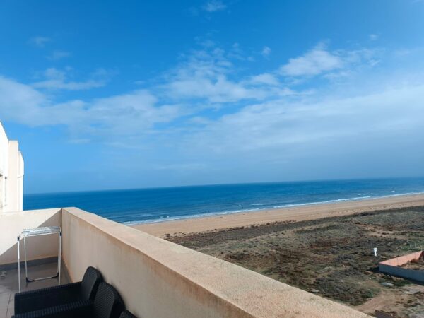 Belle location pied dans l'eau appartement meublé 2 chambres terrasse vue mer situé dans une résidence haut standing à Raoued Plage