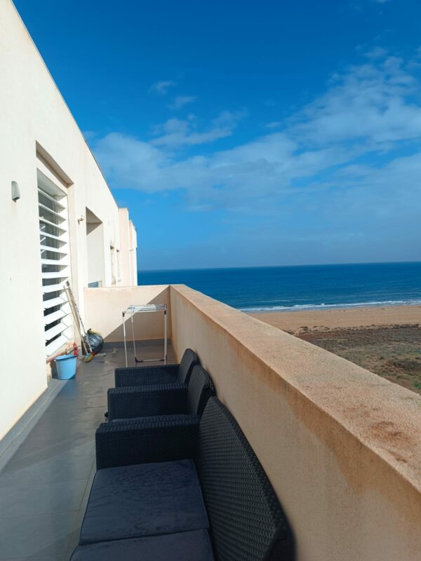 Belle location pied dans l'eau appartement meublé 2 chambres terrasse vue mer situé dans une résidence haut standing à Raoued Plage