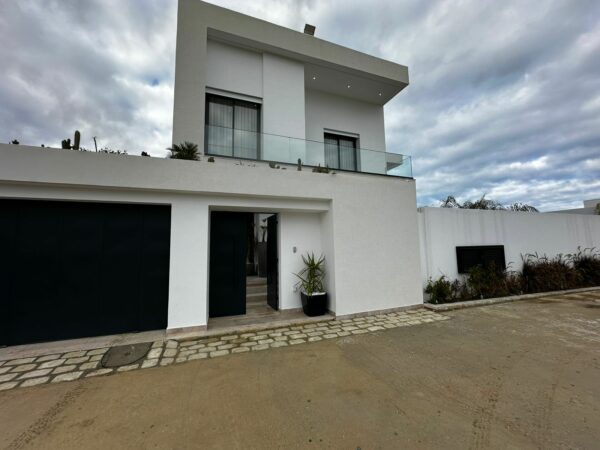 Gammarth route du relais villa moderne et récente 4 suites plus piscine à vendre