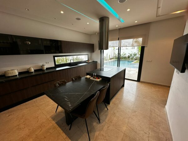 Gammarth route du relais villa moderne et récente 4 suites plus piscine à vendre