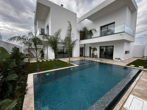 Gammarth route du relais villa moderne et récente 4 suites plus piscine à vendre